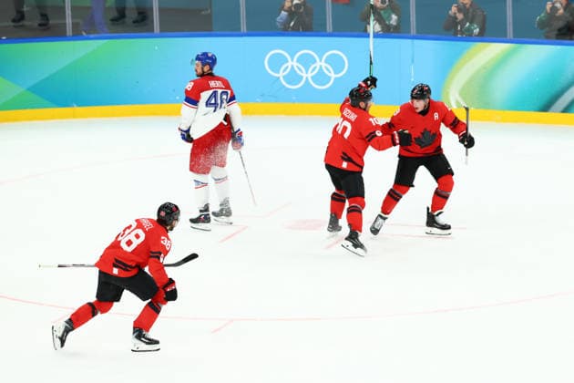 February 18, 2026, Milan, Lombardy, Italy: NICK SUZUKI 10 of Canada ties the game 3:3 during the Quarterfinal game between Team Canada (CAN) and Team Czechia (CZE) at the Milano Cortina 2026 Olympic Games, Olympische Spiele, Olympia, OS Milan Italy - ZUMAc179 20260218_oly_c179_111 Copyright: xMickaelxChavetx