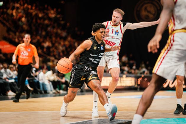 Easycredit BBL Basketball Braunschweig Löwen Fitness First Würzburger Baskets, 18 02 26 Grant Sherfield Basketball Löwen Braunschweig, 25 vs Lukas Herzog Würzburg Baskets, 1 Easycredit BBL Basketball Braunschweig Löwen vs Fitness First Würzburger Baskets on 18 02 2026 at the Volkswagen Halle, Braunschweig Copyright: xBEAUTIFULxSPORTS Tonhäuserx