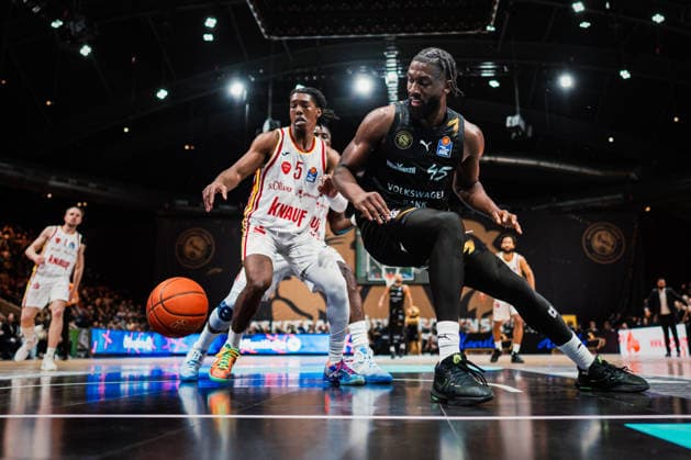 Easycredit BBL Basketball Braunschweig Löwen Fitness First Würzburger Baskets, 18 02 26 Marcus Carr Würzburg Baskets, 5 vs Oladapo Shittu Basketball Löwen Braunschweig, 45 Easycredit BBL Basketball Braunschweig Löwen vs Fitness First Würzburger Baskets on 18 02 2026 in the Volkswagen Halle, Braunschweig Copyright: xBEAUTIFULxSPORTS Tonhäuserx