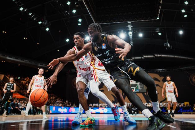 Easycredit BBL Basketball Braunschweig Löwen Fitness First Würzburger Baskets, 18 02 26 Marcus Carr Würzburg Baskets, 5 vs Oladapo Shittu Basketball Löwen Braunschweig, 45 Easycredit BBL Basketball Braunschweig Löwen vs Fitness First Würzburger Baskets on 18 02 2026 in the Volkswagen Halle, Braunschweig Copyright: xBEAUTIFULxSPORTS Tonhäuserx