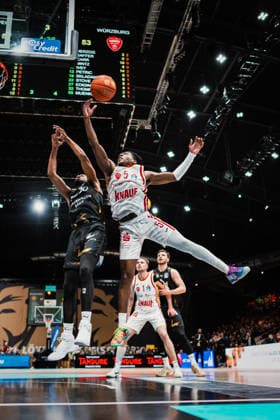 Easycredit BBL Basketball Braunschweig Löwen Fitness First Würzburger Baskets, 18 02 26 Chris Flanigan Basketball Löwen Braunschweig, 30 vs Marcus Carr Würzburg Baskets, 5 Easycredit BBL Basketball Braunschweig Löwen vs Fitness First Würzburger Baskets on 18 02 2026 at the Volkswagen Halle, Braunschweig Copyright: xBEAUTIFULxSPORTS Tonhäuserx