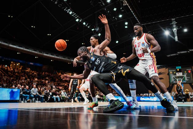 Easycredit BBL Basketball Braunschweig Löwen Fitness First Würzburger Baskets, 18 02 26 Marcus Carr Würzburg Baskets, 5 vs Oladapo Shittu Basketball Löwen Braunschweig, 45 Easycredit BBL Basketball Braunschweig Löwen vs Fitness First Würzburger Baskets on 18 02 2026 in the Volkswagen Halle, Braunschweig Copyright: xBEAUTIFULxSPORTS Tonhäuserx
