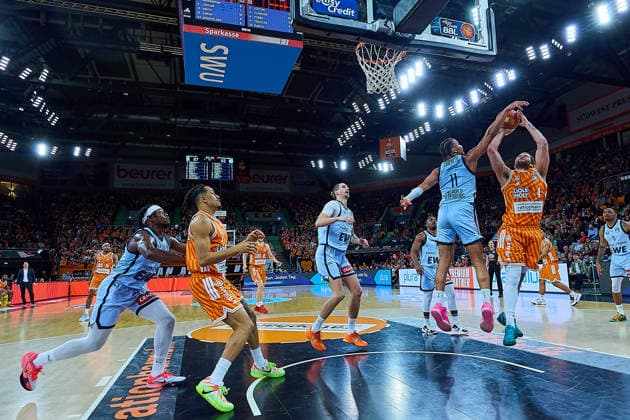Block Nicholas Tischler EWE Baskets Oldenburg, 11 vs Christopher Ledlum ratiopharm ulm, 04 GER, ratiopharm ulm vs EWE Baskets Oldenburg, Basketball, Matchday 19, EasyCredit BBL, Season 2025 2026, 18 02 2026 GER, ratiopharm ulm vs EWE Baskets Oldenburg, Basketball, Matchday 19, EasyCredit BBL, Season 2025 2026, 18 02 2026 New Ulm Copyright: xEibner-Pressefoto GeraldxOelze-dexStoppanyx EP_ODS