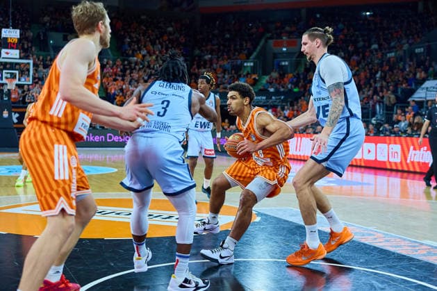 Christian Sengfelder ratiopharm ulm, 43 , Chris Clemons EWE Baskets Oldenburg, 03 , Mark Smith ratiopharm ulm, 13 , Tomislav Zubcic EWE Baskets Oldenburg, 33 GER, ratiopharm ulm vs EWE Baskets Oldenburg, Basketball, Matchday 19, EasyCredit BBL, Season 2025 2026, 18 02 2026 GER, ratiopharm ulm vs EWE Baskets Oldenburg, Basketball, Matchday 19, EasyCredit BBL, Season 2025 2026, 18 02 2026 New Ulm Copyright: xEibner-Pressefoto GeraldxOelze-dexStoppanyx EP_ODS