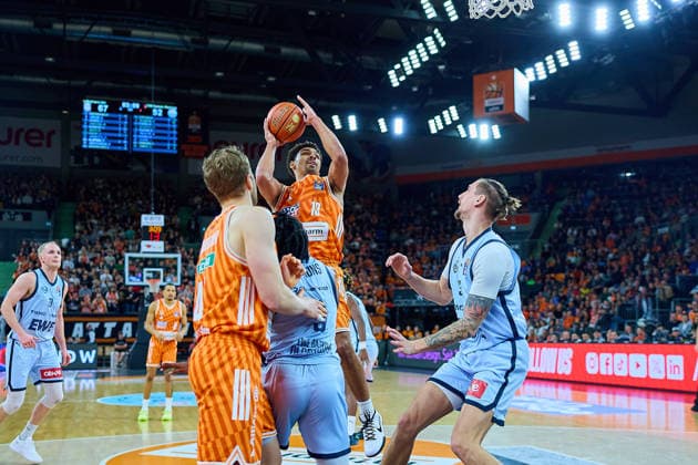 Mark Smith ratiopharm ulm, 13 vs Chris Clemons EWE Baskets Oldenburg, 03 and Tomislav Zubcic EWE Baskets Oldenburg, 33 GER, ratiopharm ulm vs EWE Baskets Oldenburg, Basketball, Matchday 19, EasyCredit BBL, Season 2025 2026, 18 02 2026 GER, ratiopharm ulm vs EWE Baskets Oldenburg, Basketball, Matchday 19, EasyCredit BBL, Season 2025 2026, 18 02 2026 Neu Ulm Copyright: xEibner-Pressefoto GeraldxOelze-dexStoppanyx EP_ODS