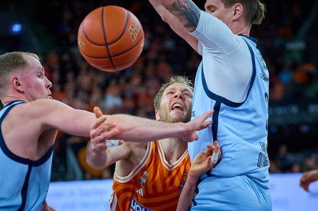 Seth Hinrichs EWE Baskets Oldenburg, 21 , Christian Sengfelder ratiopharm ulm, 43 , Tomislav Zubcic EWE Baskets Oldenburg, 33 GER, ratiopharm ulm vs EWE Baskets Oldenburg, Basketball, Matchday 19, EasyCredit BBL, Season 2025 2026, 18 02 2026 GER, ratiopharm ulm vs EWE Baskets Oldenburg, Basketball, Matchday 19, EasyCredit BBL, Season 2025 2026, 18 02 2026 Neu Ulm Copyright: xEibner-Pressefoto GeraldxOelze-dexStoppanyx EP_ODS