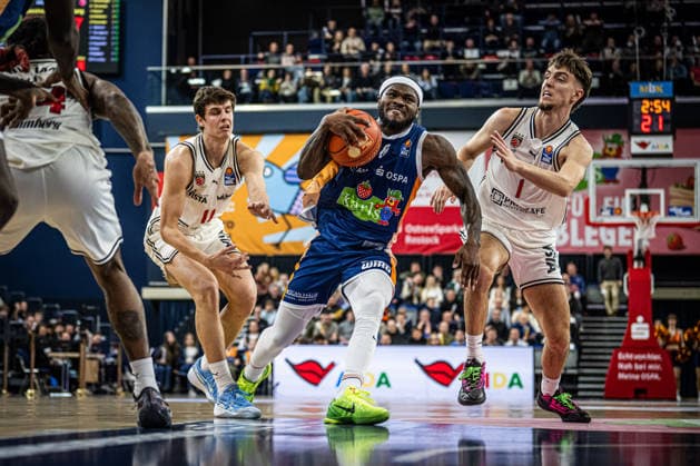 Rostock, Germany February 18, 2026 1 BBL 2025 2026 Rostock Seawolves vs Bamberg Baskets In the picture from left in a duel TJ Crockett Jr Rostock Seawolves and Zachary Ensminger Bamberg Baskets Copyright: xFotostandx xVoelkerx
