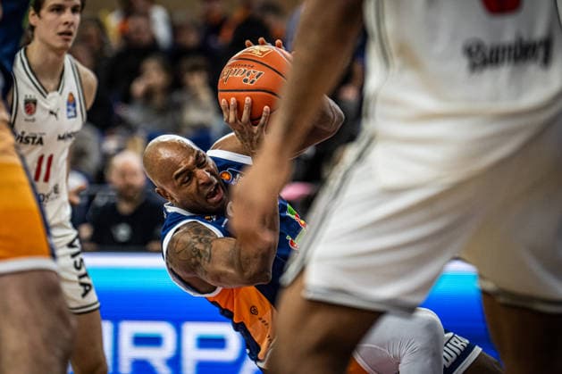 Rostock, Germany February 18, 2026 1 BBL 2025 2026 Rostock Seawolves vs Bamberg Baskets In the picture DeAndre Lansdowne Rostock Seawolves with ball, Copyright: xFotostandx xVoelkerx