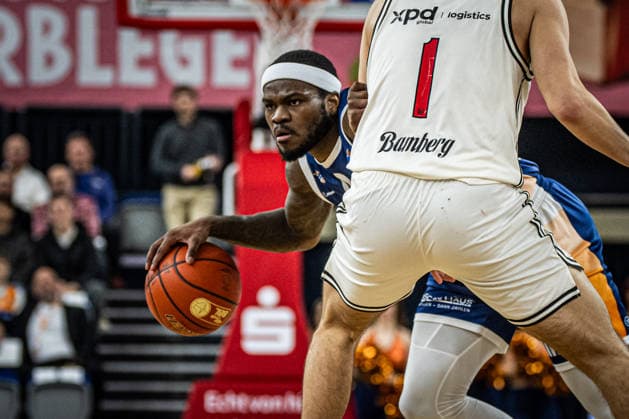 Rostock, Germany February 18, 2026 1 BBL 2025 2026 Rostock Seawolves vs Bamberg Baskets In the picture from left in a duel TJ Crockett Jr Rostock Seawolves and Zachary Ensminger Bamberg Baskets Copyright: xFotostandx xVoelkerx