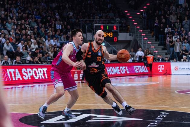 Scene with Grayson Murphy 7 Telekom Baskets Bonn and Tommy Kuhse 12 Rasta Vechta in action in the game between Telekom Baskets Bonn and RASTA Vechta on matchday 21 of the EasyCredit BBL in Bonn Grayson Murphy 7 Telekom Baskets Bonn and Tommy Kuhse 12 Rasta Vechta in action Copyright: xFeyzullahxGökalp feyzofsportsx