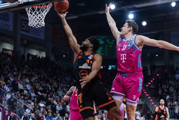 Playing action with Lloyd Pandi 41 Rasta Vechta near the basket against defenders of Telekom Baskets Bonn in the game between Telekom Baskets Bonn and RASTA Vechta on matchday 21 of the EasyCredit BBL in Bonn Lloyd Pandi 41 Rasta Vechta with a throw near the basket Copyright: xFeyzullahxGökalp feyzofsportsx