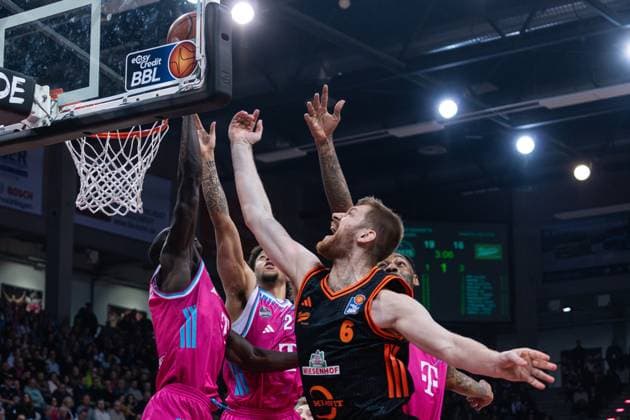 Game action with Alijah Comithier 2 Telekom Baskets Bonn , Michael Kessens 6 Telekom Baskets Bonn , Jeff Garrett Jr 4, Telekom Baskets Bonn and Luc van Slooten 6 Rasta Vechta at the basket in the game between Telekom Baskets Bonn and RASTA Vechta on matchday 21 of the EasyCredit BBL in Bonn Game action with Alijah Comithier 2 Telekom Baskets Bonn and Luc van Slooten 6 Rasta Vechta Copyright: xFeyzullahxGökalp feyzofsportsx