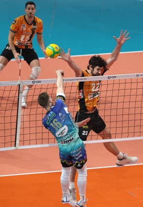 Kamil Semeniuk in attack, Jake Hanes duel Game scene Action Sport Volleyball CEV Champions League Men Season 2025 2026 18 02 2026 BR Volleys Berlin BRV vs Sir Sicoma Monini Perugia