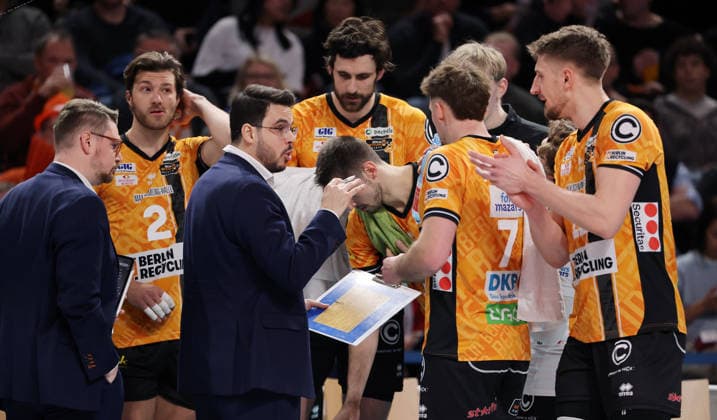 Coach Alexandre Leal talks to the team Sport Volleyball CEV Champions League Men Season 2025 2026 18 02 2026 BR Volleys Berlin BRV vs Sir Sicoma Monini Perugia