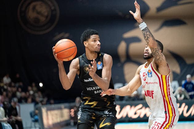 Grant Sherfield Nr 25 Basketball Loewen Braunschweig vs David Muenkat Nr 55 Wuerzburg Baskets GER, Basketball Loewen Braunschweig vs Wuerzburg Baskets, Basketball, easyCredit BBL, Matchday 21, Season 2025 26, 18 02 2026 GER, Basketball Loewen Braunschweig vs Wuerzburg Baskets, Basketball, easyCredit BBL, Matchday 21, Season 2025 26, 18 02 2026 Braunschweig Copyright: xEibner-Pressefoto DanielxREINELTx EP_DRT