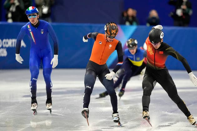 Jens van t Wout, 2, of Netherlands holds the lead against Shaoang Liu, 14, of China during the Men s Short Track Speed skating, Eisschnelllauf 500m Quarterfinals at the Milano Figure skating, Eiskunstlauf Arena in Milan, Italy on Wednesday, February 18, 2026.  OLY20260218103 RICHARDxELLIS