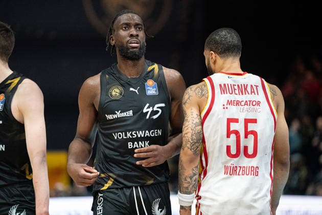 Oluwasimisola Shittu Nr 45 Basketball Loewen Braunschweig and David Muenkat Nr 55 Wuerzburg Baskets GER, Basketball Loewen Braunschweig vs Wuerzburg Baskets, Basketball, easyCredit BBL, Matchday 21, Season 2025 26, 18 02 2026 GER, Basketball Loewen Braunschweig vs Wuerzburg Baskets, Basketball, easyCredit BBL, Matchday 21, Season 2025 26, 18 02 2026 Braunschweig Copyright: xEibner-Pressefoto DanielxREINELTx EP_DRT