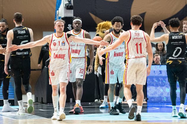 Lukas Herzog Nr 1 Wuerzburg Baskets Charles Thompson Nr 32 Wuerzburg Baskets Brae Ivey Nr 11 Wuerzburg Baskets and teammates joyful GER, Basketball Loewen Braunschweig vs Wuerzburg Baskets, Basketball, easyCredit BBL, Matchday 21, Season 2025 26, 18 02 2026 GER, Basketball Loewen Braunschweig vs Wuerzburg Baskets, Basketball, easyCredit BBL, Matchday 21, Season 2025 26, 18 02 2026 Braunschweig Copyright: xEibner-Pressefoto DanielxREINELTx EP_DRT
