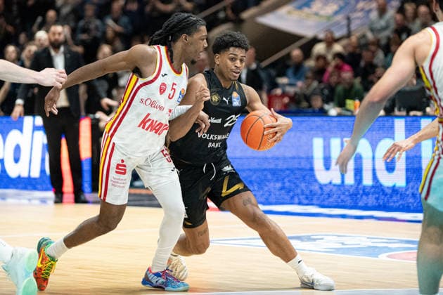 Grant Sherfield Nr 25 Basketball Loewen Braunschweig vs Marcus Carr Nr 5 Wuerzburg Baskets GER, Basketball Loewen Braunschweig vs Wuerzburg Baskets, Basketball, easyCredit BBL, Matchday 21, Season 2025 26, 18 02 2026 GER, Basketball Loewen Braunschweig vs Wuerzburg Baskets, Basketball, easyCredit BBL, Matchday 21, Season 2025 26, 18 02 2026 Braunschweig Copyright: xEibner-Pressefoto DanielxREINELTx EP_DRT