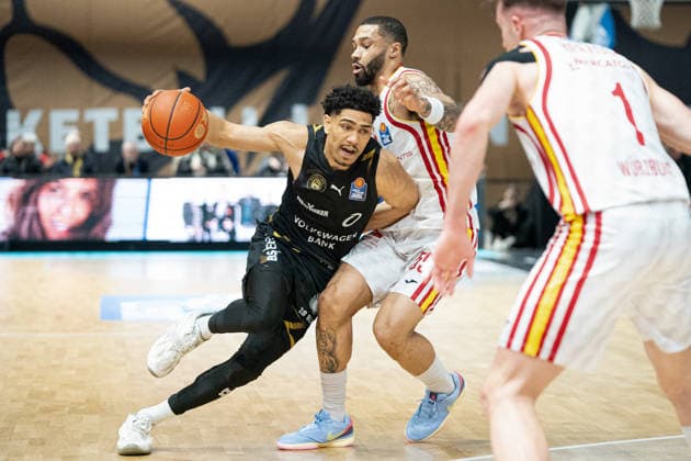 Adrian Worthy Nr 0 Basketball Loewen Braunschweig vs David Muenkat Nr 55 Wuerzburg Baskets GER, Basketball Loewen Braunschweig vs Wuerzburg Baskets, Basketball, easyCredit BBL, Matchday 21, Season 2025 26, 18 02 2026 GER, Basketball Loewen Braunschweig vs Wuerzburg Baskets, Basketball, easyCredit BBL, Matchday 21, Season 2025 26, 18 02 2026 Braunschweig Copyright: xEibner-Pressefoto DanielxREINELTx EP_DRT