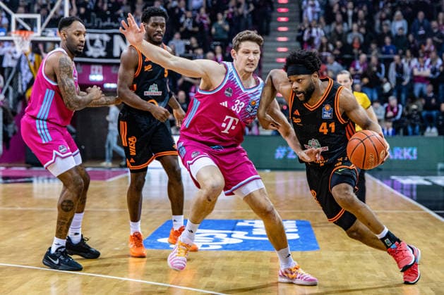 Lloyd Pandi Rasta Vechta, 41 vs Patrick Heckmann Telekom Baskets Bonn, 33 Telekom Baskets Bonn vs Rasta Vechta, Basketball, easy Credit BBL, 21 Matchday, 2025 2026, 18 02 2026 Telekom Baskets Bonn vs Rasta Vechta, Basketball, easy Credit BBL, 21 Matchday, 2025 2026, 18 02 2026 Bonn Copyright: xEibner-Pressefoto GerhardxWingenx EP_GWR