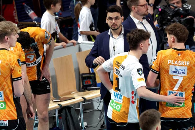 DEU, Champions League, BR Volleys vs Sicoma Monini Perugia, 18 02 2026, Max Schmeling Halle, Berlin, DEU, Champions League, BR Volleys vs Sicoma Monini Perugia, in the picture coach Alexandre Leal BR Volleys , BR Volleys players circle, Maximilian Treiter BR Volleys 1 , Simon Plaskie BR Volleys 7 nordphotoxGmbHx xEngler nph00076