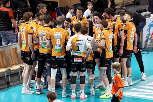 DEU, Champions League, BR Volleys vs Sicoma Monini Perugia, 18 02 2026, Max Schmeling Halle, Berlin, DEU, Champions League, BR Volleys vs Sicoma Monini Perugia, in the picture coach Alexandre Leal BR Volleys , BR Volleys players circle, Maximilian Treiter BR Volleys 1 , Simon Plaskie BR Volleys 7 nordphotoxGmbHx xEngler nph00076