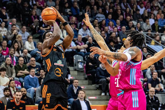 TJ Bamba Rasta Vechta, 05 throwing against 2 Bonn players Telekom Baskets Bonn vs Rasta Vechta, Basketball, easy Credit BBL, 21 Matchday, 2025 2026, 18 02 2026 Telekom Baskets Bonn vs Rasta Vechta, Basketball, easy Credit BBL, 21 Matchday, 2025 2026, 18 02 2026 Bonn Copyright: xEibner-Pressefoto GerhardxWingenx EP_GWR