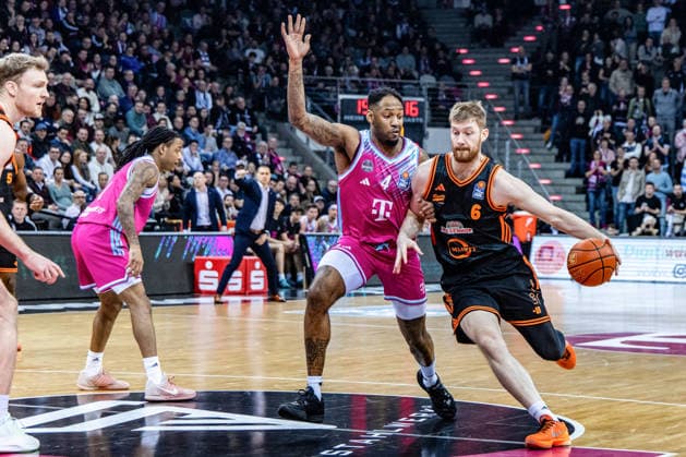 Luc Van Slooten Rasta Vechta, 06 vs Jeff Garrett Jr Telekom Baskets Bonn, 04 , Lars Thiemann Rasta Vechta, 21 watches Telekom Baskets Bonn vs Rasta Vechta, Basketball, easy Credit BBL, 21 Matchday, 2025 2026, 18 02 2026 Telekom Baskets Bonn vs Rasta Vechta, Basketball, easy Credit BBL, 21 Matchday, 2025 2026, 18 02 2026 Bonn Copyright: xEibner-Pressefoto GerhardxWingenx EP_GWR
