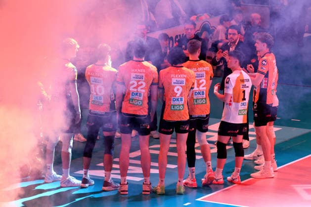 DEU, Champions League, BR Volleys vs Sicoma Monini Perugia, 18 02 2026, Max Schmeling Halle, Berlin, DEU, Champions League, BR Volleys vs Sicoma Monini Perugia, in the picture coach Alexandre Leal BR Volleys , BR Volleys players circle, nordphotoxGmbHx xEngler nph00076