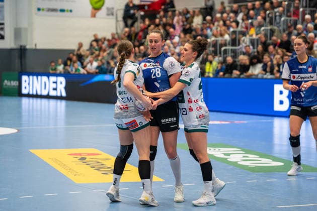 HSG Blomberg Lippe GER vs Frisch Auf Goeppingen GER , Handball, 1 Handball Bundesliga Women, 18 Matchday, 18 2 2026, Season 2025 2026, Blomberg Malin Sandberg HSG Blomberg Lippe, 28 is held up by Lea Watzl Frisch Auf Goeppingen, 07 and Louisa De Bellis Frisch Auf Goeppingen, 20 Blomberg Sporthalle an der Ulmenallee Germany