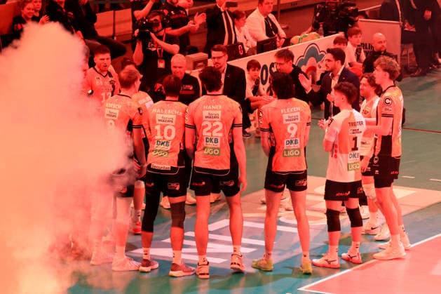 DEU, Champions League, BR Volleys vs Sicoma Monini Perugia, 18 02 2026, Max Schmeling Halle, Berlin, DEU, Champions League, BR Volleys vs Sicoma Monini Perugia, in the picture coach Alexandre Leal BR Volleys , BR Volleys players circle, nordphotoxGmbHx xEngler nph00076