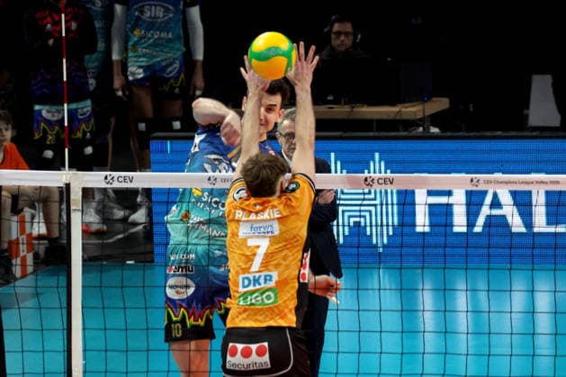 DEU, Champions League, BR Volleys vs Sicoma Monini Perugia, 18 02 2026, Max Schmeling Halle, Berlin, DEU, Champions League, BR Volleys vs Sicoma Monini Perugia, in the picture Simon Plaskie BR Volleys 7 , Wassim Ben Tara Perugia 10 nordphotoxGmbHx xEngler nph00076