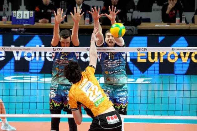 DEU, Champions League, BR Volleys vs Sicoma Monini Perugia, 18 02 2026, Max Schmeling Halle, Berlin, DEU, Champions League, BR Volleys vs Sicoma Monini Perugia, in the picture Jake Hanes BR Volleys 22 , Federico Crosato Perugia 22 , Kamil Semeniuk Perugia 16 nordphotoxGmbHx xEngler nph00076