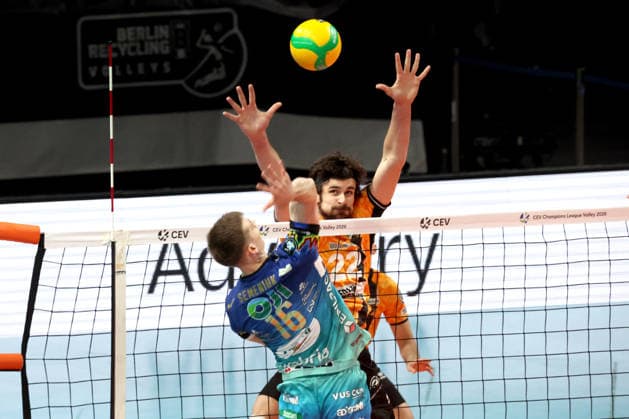DEU, Champions League, BR Volleys vs Sicoma Monini Perugia, 18 02 2026, Max Schmeling Halle, Berlin, DEU, Champions League, BR Volleys vs Sicoma Monini Perugia, in the picture Jake Hanes BR Volleys 22 , Kamil Semeniuk Perugia 16 nordphotoxGmbHx xEngler nph00076