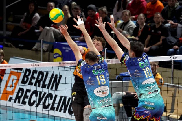DEU, Champions League, BR Volleys vs Sicoma Monini Perugia, 18 02 2026, Max Schmeling Halle, Berlin, DEU, Champions League, BR Volleys vs Sicoma Monini Perugia, in the picture Simon Plaskie BR Volleys 7 , Roberto Russo Perugia 19 , Wassim Ben Tara Perugia 10 nordphotoxGmbHx xEngler nph00076
