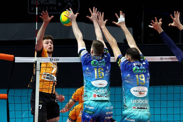 DEU, Champions League, BR Volleys vs Sicoma Monini Perugia, 18 02 2026, Max Schmeling Halle, Berlin, DEU, Champions League, BR Volleys vs Sicoma Monini Perugia, in the picture Simon Plaskie BR Volleys 7 , Kamil Semeniuk Perugia 16 , Roberto Russo Perugia 19 nordphotoxGmbHx xEngler nph00076