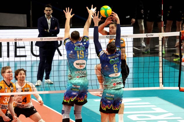 DEU, Champions League, BR Volleys vs Sicoma Monini Perugia, 18 02 2026, Max Schmeling Halle, Berlin, DEU, Champions League, BR Volleys vs Sicoma Monini Perugia, in the picture Moritz Reichert BR Volleys 15 , Roberto Russo Perugia 19 , Simone Giannelli Perugia 6 nordphotoxGmbHx xEngler nph00076