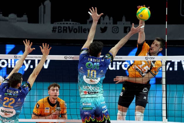 DEU, Champions League, BR Volleys vs Sicoma Monini Perugia, 18 02 2026, Max Schmeling Halle, Berlin, DEU, Champions League, BR Volleys vs Sicoma Monini Perugia, in the picture Moritz Reichert BR Volleys 15 , Wassim Ben Tara Perugia 10 nordphotoxGmbHx xEngler nph00076