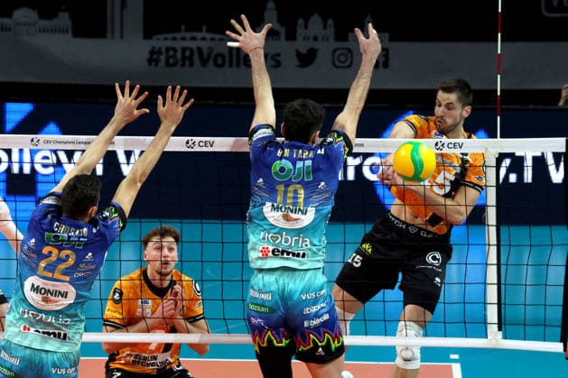 DEU, Champions League, BR Volleys vs Sicoma Monini Perugia, 18 02 2026, Max Schmeling Halle, Berlin, DEU, Champions League, BR Volleys vs Sicoma Monini Perugia, in the picture Moritz Reichert BR Volleys 15 , Wassim Ben Tara Perugia 10 nordphotoxGmbHx xEngler nph00076