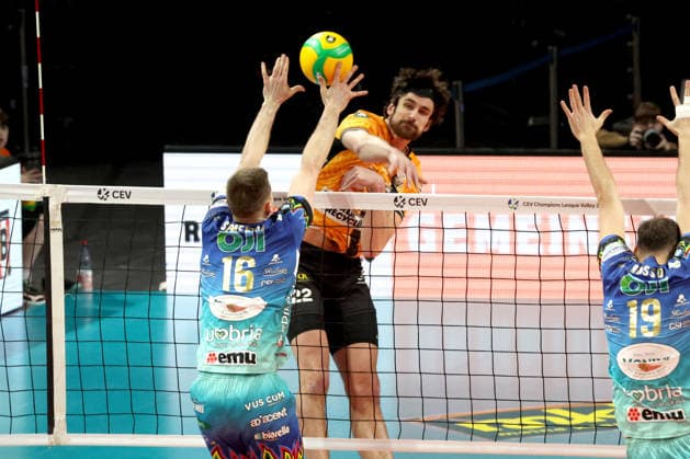 DEU, Champions League, BR Volleys vs Sicoma Monini Perugia, 18 02 2026, Max Schmeling Halle, Berlin, DEU, Champions League, BR Volleys vs Sicoma Monini Perugia, in the picture Jake Hanes BR Volleys 22 , Kamil Semeniuk Perugia 16 nordphotoxGmbHx xEngler nph00076
