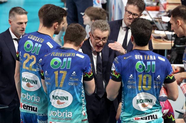 DEU, Champions League, BR Volleys vs Sicoma Monini Perugia, 18 02 2026, Max Schmeling Halle, Berlin, DEU, Champions League, BR Volleys vs Sicoma Monini Perugia, in the picture head coach Angelo Lorenzetti Perugia , Perugia players circle nordphotoxGmbHx xEngler nph00076