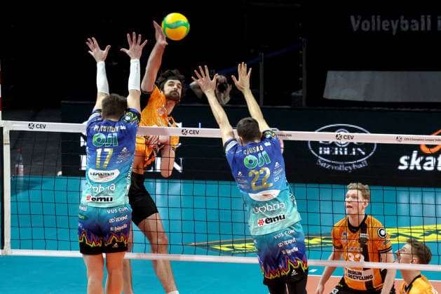 DEU, Champions League, BR Volleys vs Sicoma Monini Perugia, 18 02 2026, Max Schmeling Halle, Berlin, DEU, Champions League, BR Volleys vs Sicoma Monini Perugia, in the picture Jake Hanes BR Volleys 22 , Oleh Plotnytskyi Perugia 17 , Federico Crosato Perugia 22 nordphotoxGmbHx xEngler nph00076