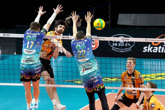 DEU, Champions League, BR Volleys vs Sicoma Monini Perugia, 18 02 2026, Max Schmeling Halle, Berlin, DEU, Champions League, BR Volleys vs Sicoma Monini Perugia, in the picture Jake Hanes BR Volleys 22 , Oleh Plotnytskyi Perugia 17 , Federico Crosato Perugia 22 nordphotoxGmbHx xEngler nph00076