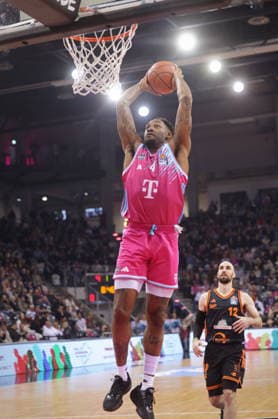 Dunking Jeff Garrett Telekom Baskets Bonn vs Rasta Vechta 21 Speiltag season 2025 26