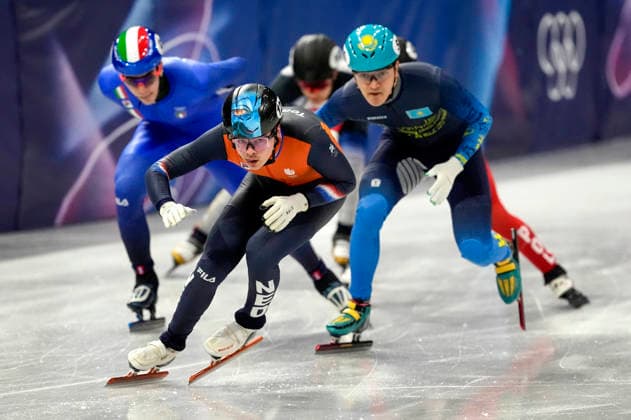 Melle van t Wout, 121, of Netherlands pulls ahead against Abzal Azhgaliyev, 50, of Kazakhstan during the Men s Short Track Speed skating, Eisschnelllauf 500m Quarterfinals at the Milano Figure skating, Eiskunstlauf Arena in Milan, Italy on Wednesday, February 18, 2026.  OLY20260218107 RICHARDxELLIS