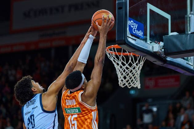 Joel Harms EWE Baskets Oldenburg, 20 cannot stop Justin Simon ratiopharm ulm, 15 GER, ratiopharm ulm vs EWE Baskets Oldenburg, Basketball, Matchday 19, EasyCredit BBL, Season 2025 2026, 18 02 2026 GER, ratiopharm ulm vs EWE Baskets Oldenburg, Basketball, Matchday 19, EasyCredit BBL, Season 2025 2026, 18 02 2026 Neu Ulm Copyright: xEibner-Pressefoto GeraldxOelze-dexStoppanyx EP_ODS