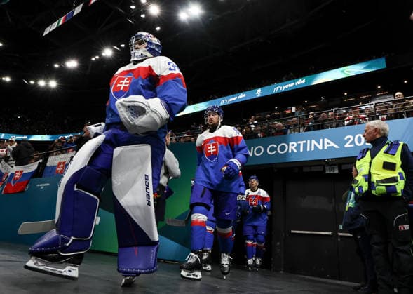 (260218) -- MILAN, Feb. 18, 2026 -- Players of Slovakia walks into the venue before the Ice hockey, Eishockey men s play-offs quarterfinal between the Slovakia and Germany at the Milan-Cortina 2026 Olympic Winter games, Winterspiele,Spiele, Summer games in Milan, Italy, Feb. 18, 2026. ) (MICO2026)ITALY-MILAN-OLYMPIC WINTER GAMES-ICE HOCKEY-MEN-PLAY-OFFS QUARTERFINALS-SVK VS GER WangxKaiyan 