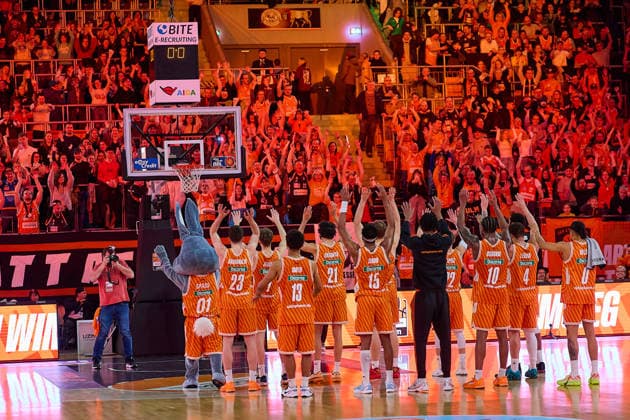 ratiopharm ulm cheers together with the fans after victory GER, ratiopharm ulm vs EWE Baskets Oldenburg, Basketball, Matchday 19, EasyCredit BBL, Season 2025 2026, 18 02 2026 GER, ratiopharm ulm vs EWE Baskets Oldenburg, Basketball, Matchday 19, EasyCredit BBL, Season 2025 2026, 18 02 2026 New Ulm Copyright: xEibner-Pressefoto GeraldxOelze-dexStoppanyx EP_ODS