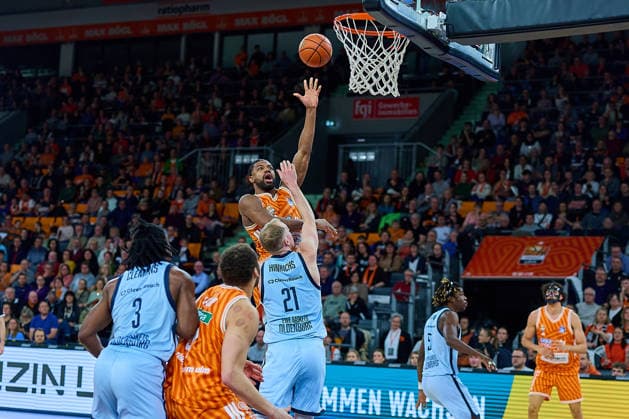 Malik Osborne ratiopharm ulm, 10 prevails against Seth Hinrichs EWE Baskets Oldenburg, 21 GER, ratiopharm ulm vs EWE Baskets Oldenburg, Basketball, Matchday 19, EasyCredit BBL, Season 2025 2026, 18 02 2026 GER, ratiopharm ulm vs EWE Baskets Oldenburg, Basketball, Matchday 19, EasyCredit BBL, Season 2025 2026, 18 02 2026 Neu Ulm Copyright: xEibner-Pressefoto GeraldxOelze-dexStoppanyx EP_ODS